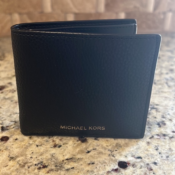 Brand new Michael Kors men’s wallet with tag. - Picture 2 of 7